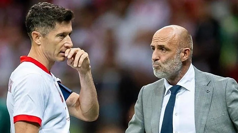 استقالة مدرب بولندا بعد أزمة مع ليفاندوفسكي بسبب شارة القيادة