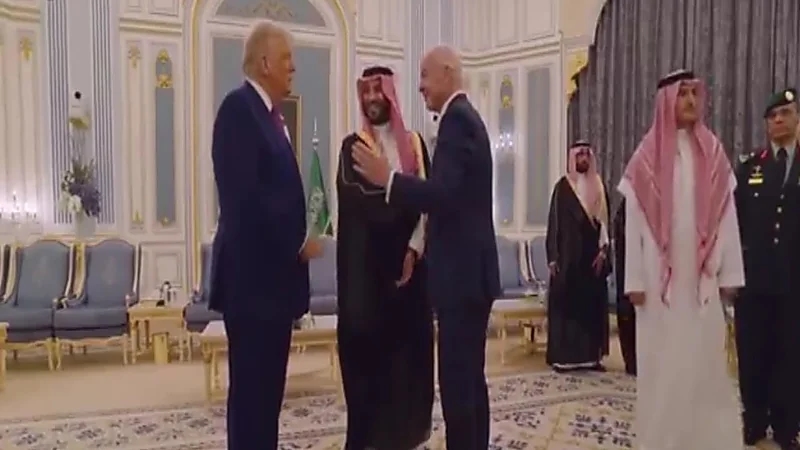 حديث جانبي يجمع سمو ولي العهد الأمير محمد بن سلمان مع جياني إنفانتينو .. فيديو