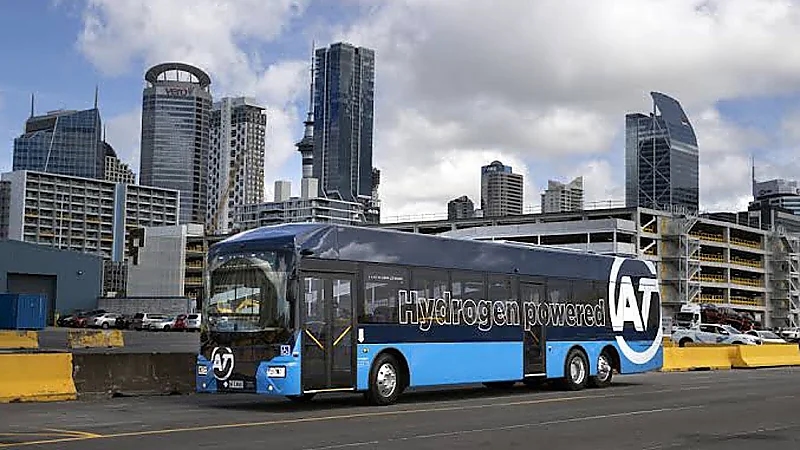 أم تهرب طفلتها داخل حقيبة سفر في حافلة