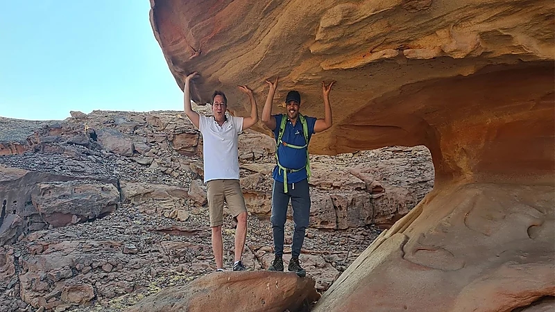 السفير الفرنسي يستمتع بجمال صحراء العلا