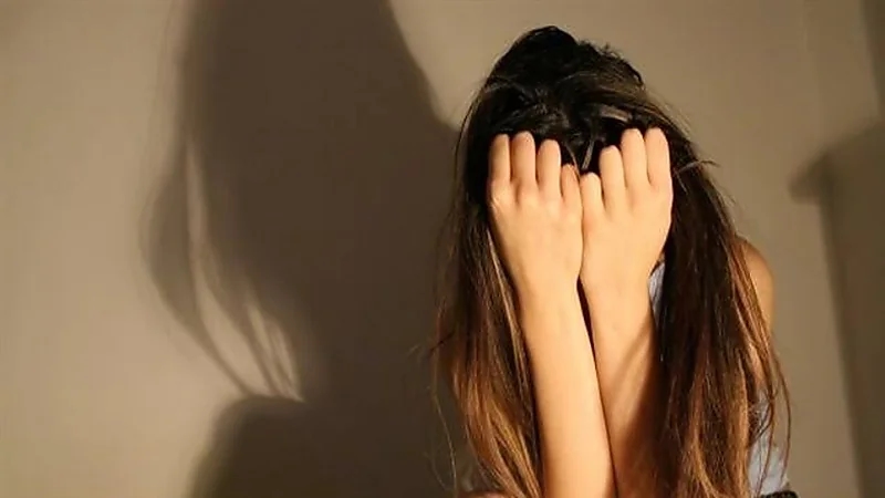 مراهقة تخفي ولادتها طفلًا بمساعدة "يوتيوب"