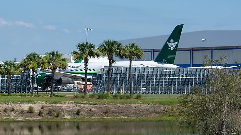 الخطوط السعودية تواصل صبغ أحدث طائراتها