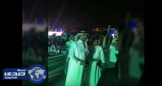 بالفيديو.. فتاة تبي تمشط شنب عبادي الجوهر: شكله كثير حلو