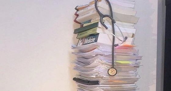 بالصور.. طبيبة توثق تخرجها من الكلية بعد 6 سنوات بـ " جبل كتب "