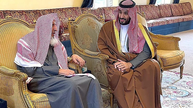 ولي العهد يزور مفتي عام المملكة .. فيديو