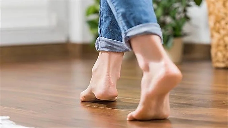 أضرار المشي حافيًا في المنزل