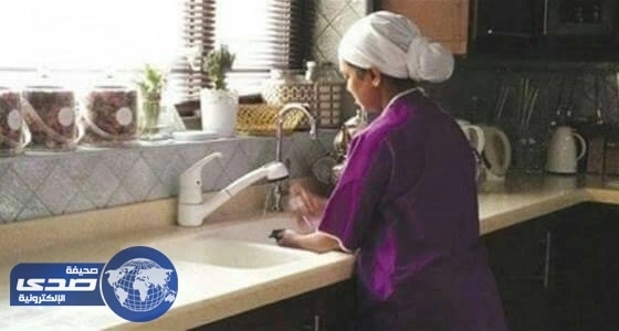 العاملة الهندية «مكسورة الساقين» تعود الى بلادها