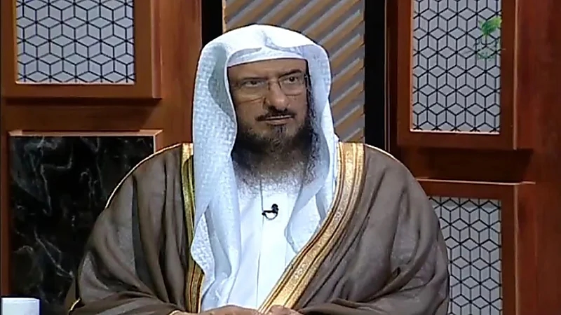 الماجد يوضح هل يُصاب بالعمى من رفع بصره للسماء خلال الصلاة (فيديو)