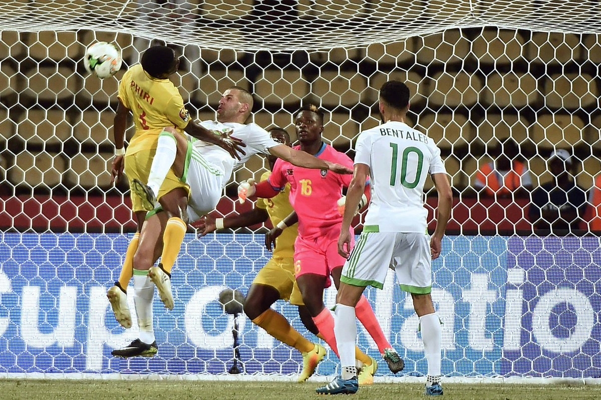 الجزائر تفتتح مشاركته بأمم أفريقيا بتعادل مع زيمبابوي