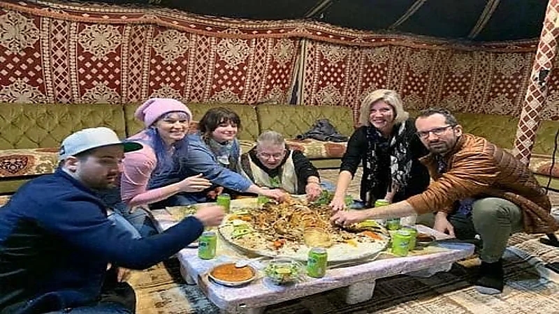 بالصور.. مبتعث يستضيف أساتذته الأمريكيين للتعرف على المجتمع السعودي