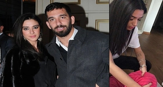 لاعب ينشر صورة لزوجته وهي تغسل قدميه يثير الجدل