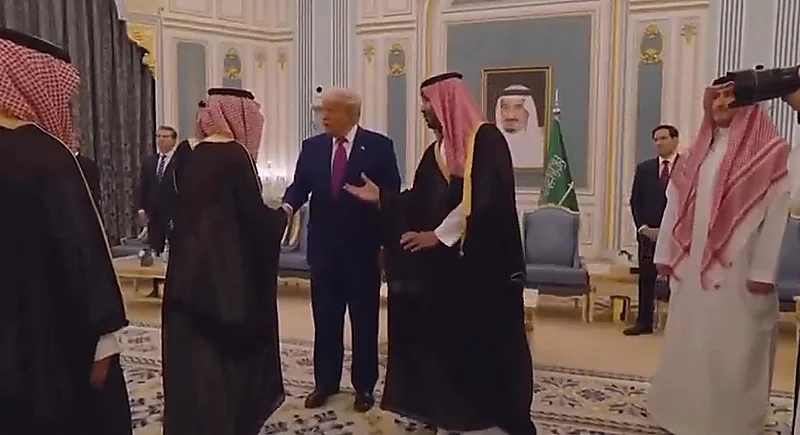 ترامب وولي العهد يمازحان أحد المسؤولين السعوديين بقصر اليمامة.. فيديو