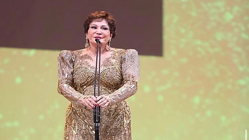 بالفيديو.. سقوط لبلبة أثناء كلمتها في مهرجان الجونة