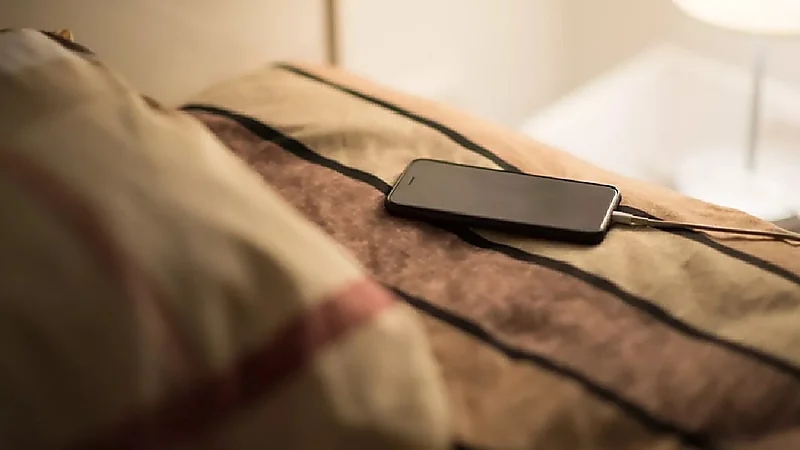 أخصائي يحذر: شحن الهاتف تحت الوسادة يسبب الاشتعال
