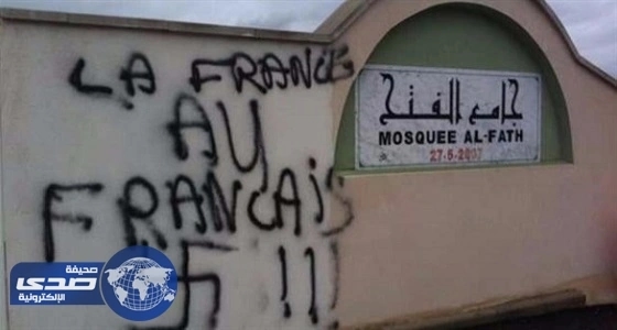 رأس خنزير على باب مسجد في جزيرة كورسيكا