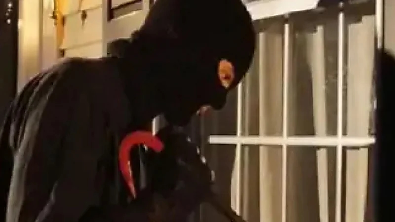 سيدة تقتل لصاً حاول سرقة منزلها