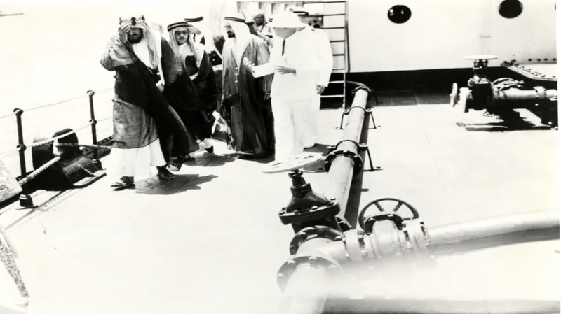 صورة نادرة للملك المؤسس على متن الناقلة سكوفيلد