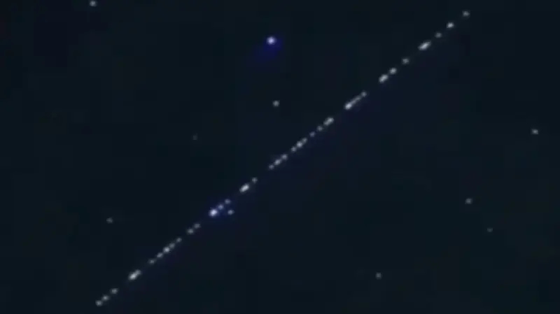 بالفيديو.. أقمار ستارلينك للإنترنت تحلق فوق سماء تركيا