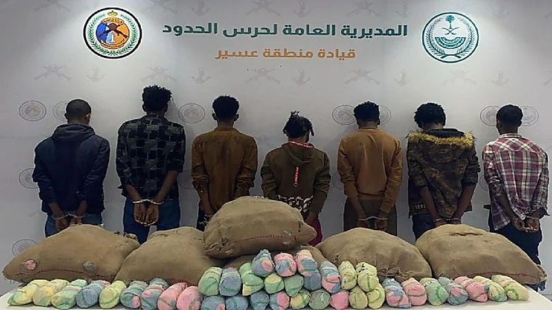 إحباط محاولة تهريب مواد مخدرة والقبض على 8 مخالفين بجازان وعسير