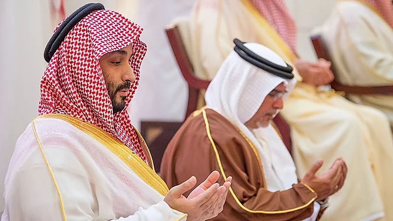 بالفيديو .. ولي العهد يؤدي صلاة الميت على جثمان الأميرة الجوهرة بنت عبدالعزيز