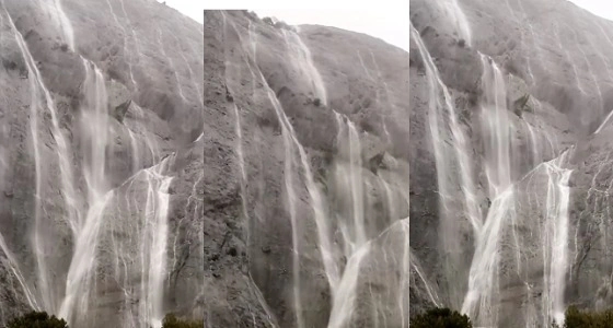 بالفيديو.. منظر مبهر لشلالات جبل " منعا " بعسير