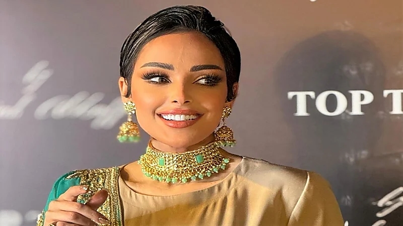 رنا جبران لمتابعة انتقدتها: أنا مو محجبة وما أتحايل على الدين .. فيديو