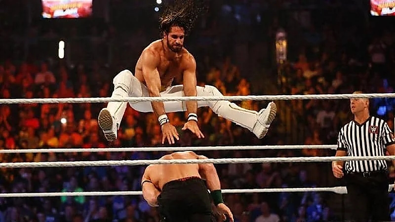 "مشجع" يضرب بطل مصارعة حرة شهير