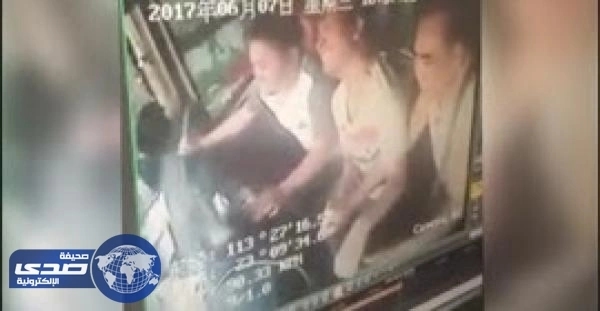 بالفيديو.. انقلاب حافلة رُكاب بسبب شجار بين زوجين