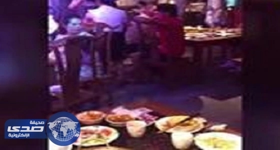 بالفيديو.. سقوط فأر من سقف مطعم يُثير ذعر الزبائن