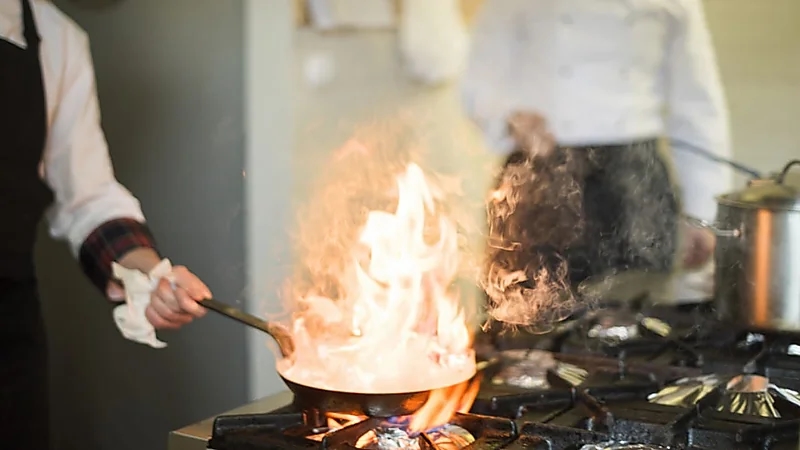نصائح لتفادي الحرائق في أماكن إعداد الطعام