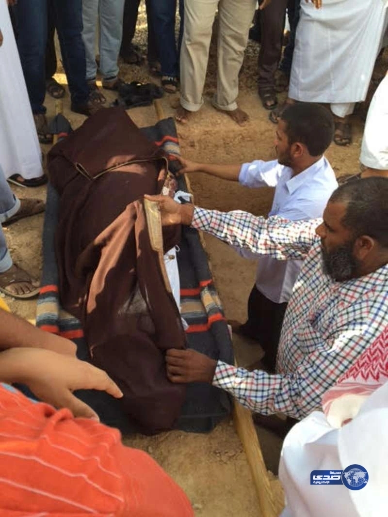 بالصور.. المئات يشاركون في تشييع جثمان ضحية مطعم الوجبات السريعة بالآفلاج