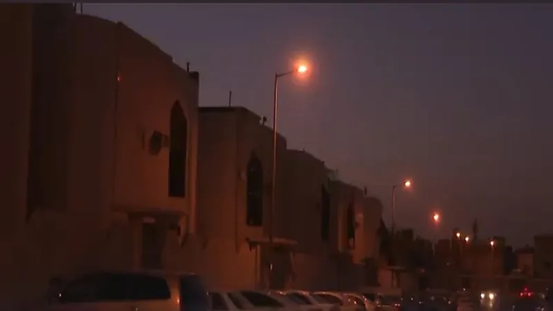 شاهد.. مخالفات بالجملة وعشرات من العمالة الوافدة في سكن واحد بحي سكني بالرياض