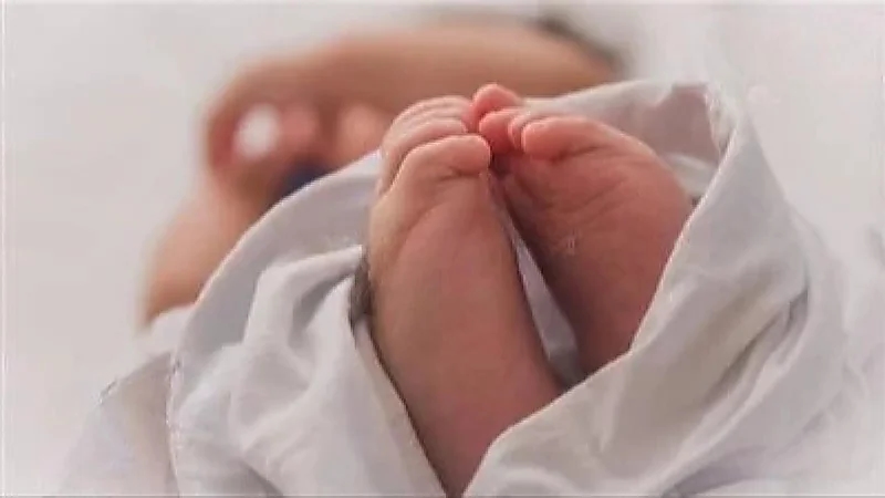 العثور على رضيع داخل كيس أمام مدرسة