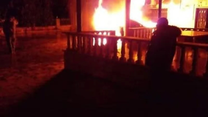 بالفيديو.. شاب يمطر منزل حبيبته بالقنابل بعد رفض الزواج منه