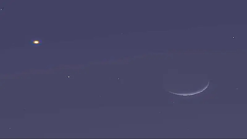 اقتران هلال القمر مع كوكب المريخ بآلافق الغربي