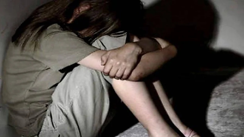 رجل يستدرج ابنة جاره ويعتدي عليها