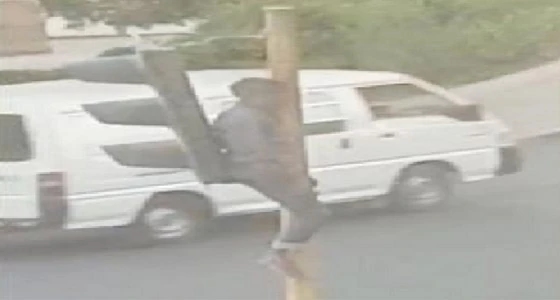 الخمر يدفع شابا لتسلق إشارة المرور