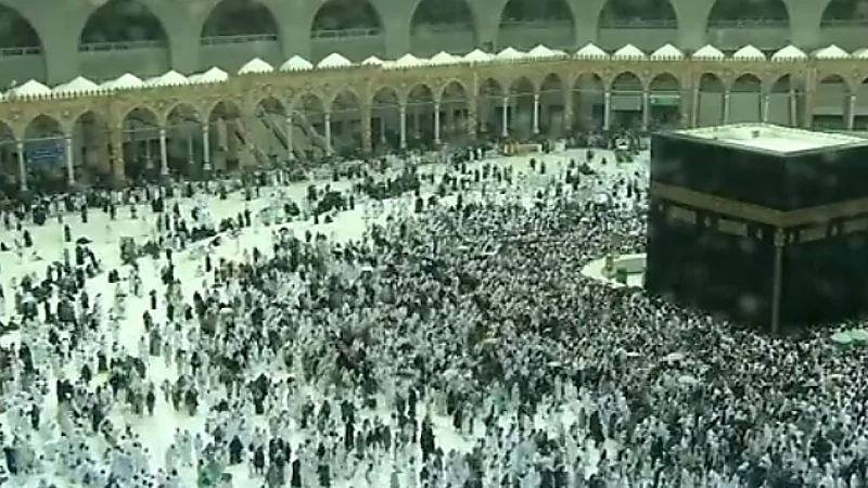 بالفيديو.. المعتمرون يواصلون العبادة والطاعة ويطوفون تحت زخات المطر