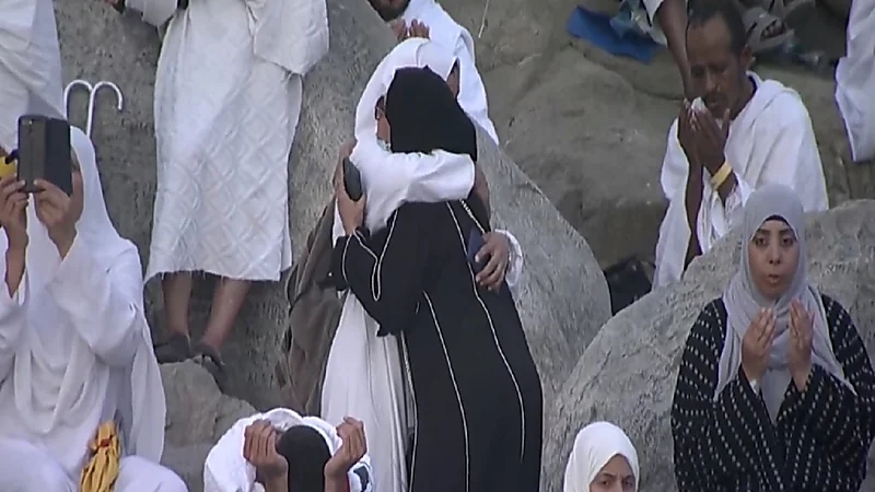 مشاعر الفرح تطغى على حاجتين في مشعر عرفة..فيديو