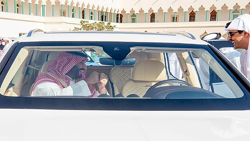 مشهد عفوي باسم يجمع ولي العهد وأمير قطر