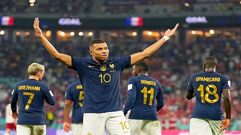 لاعب منتخب إنجلترا يصف التركيز على مبابي فقط بـ "السذاجة"