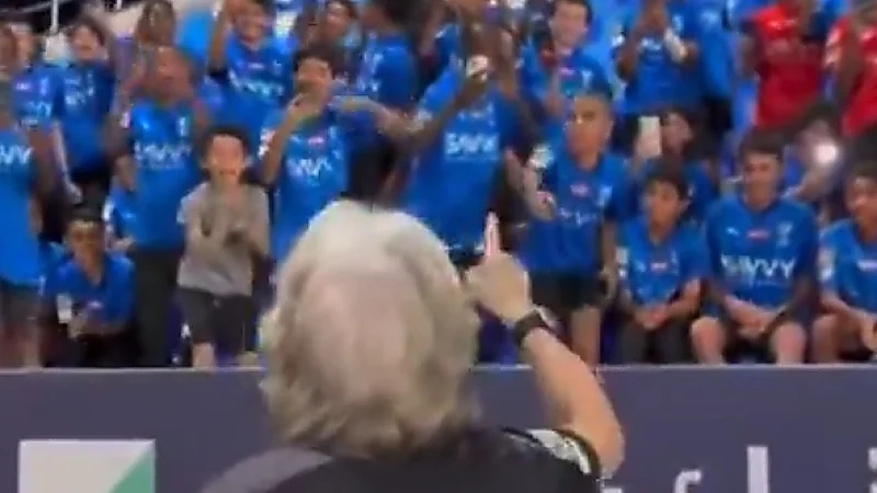 لاعبي أكاديمية الهلال يهتفون لجيسوس .. والأخير يتفاعل معهم .. فيديو