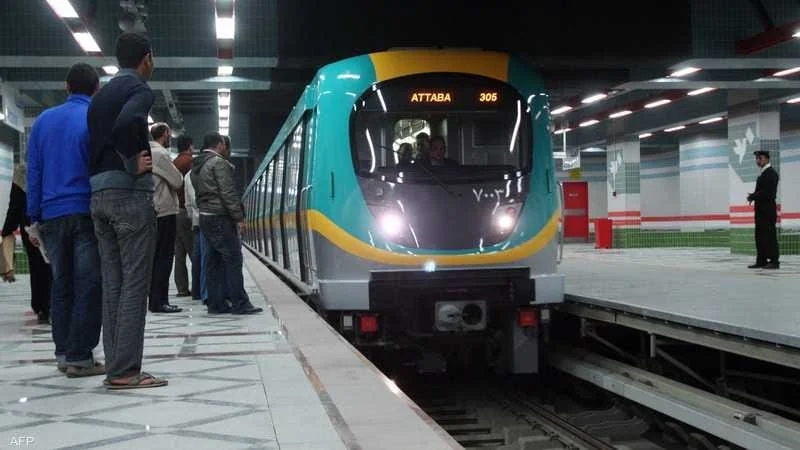 شاب مصري يُلقي نفسه تحت عجلات المترو