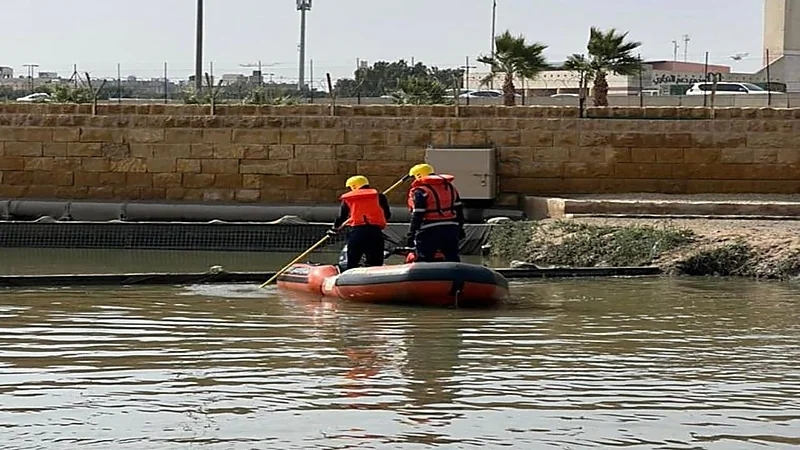بالصور.. انتشال شخص غرق في سيل بوادي الحائر بالرياض