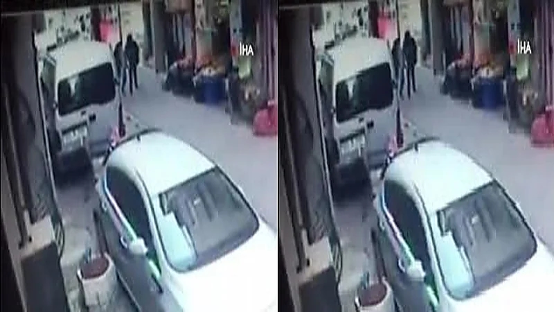 بالفيديو.. شاب يسدد أكثر من 10 طعنات لزوجته بسكين وسط شارع عام