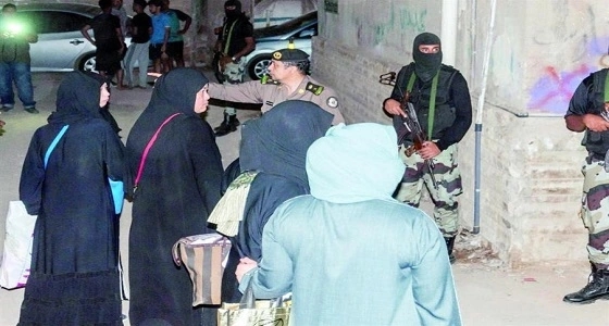 وافد مخالف يحاول استعطاف رجال الأمن في حملة مفاجئة بـ " فساتين زفاف "