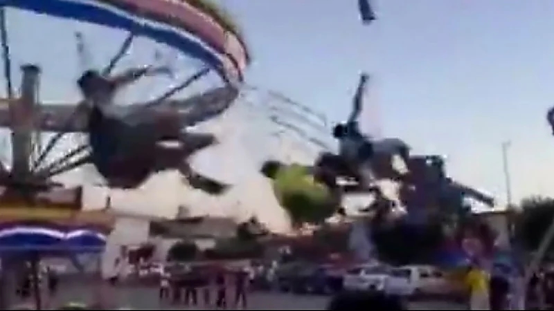 بالفيديو .. تطاير ركاب لعبة في حادث أليم مدهش