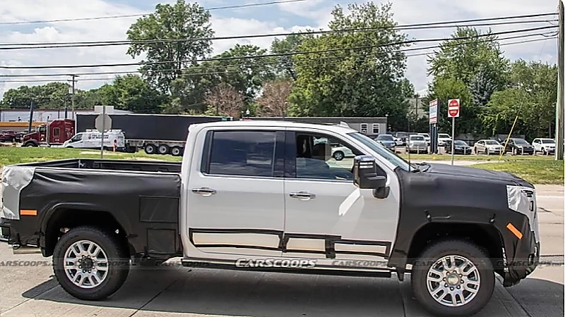 بالصور .. الكشف عن شيفروليه سلفرادو HD 2024 أثناء اختبارها في الطرق العامة