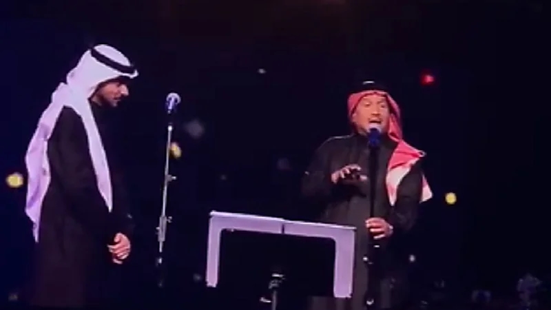 بالفيديو.. محمد عبده يداعب عايض يوسف ويطالبه بتغيير اسمه