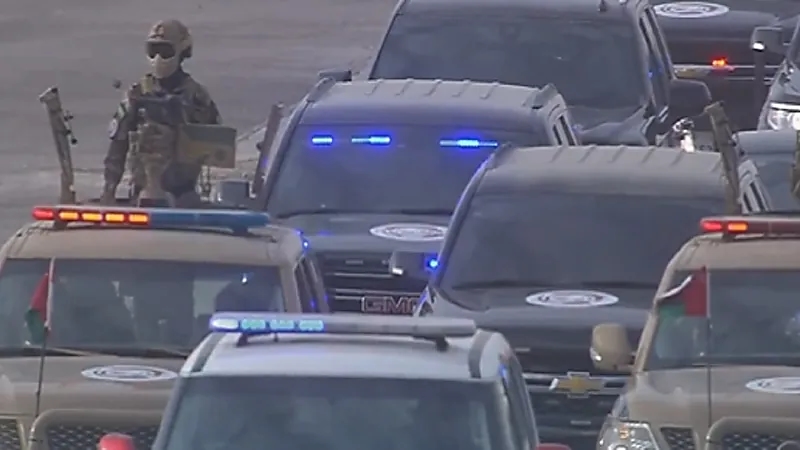 بالفيديو .. سيارات " أمن الخليج 3 " تصد هجمات إرهابية افتراضية لموكب رسمي